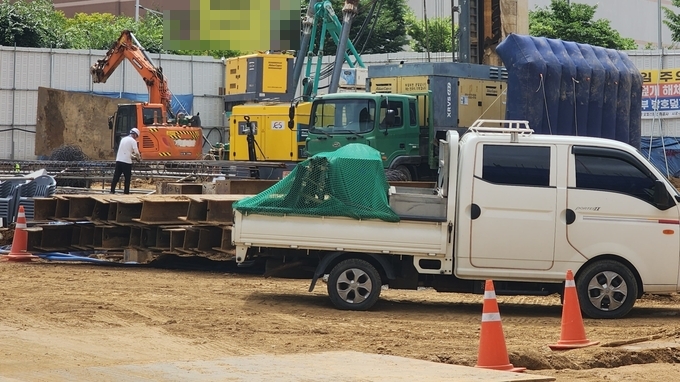  15일 용인시에서 공사가 진행 중인 건축 현장에서 노동자들이 작업 중인 모습. (사진=박진석 기자)