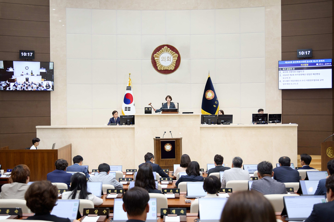 용인특례시의회는 15일 본회의장에서 제285회 임시회 개회식과 제1차 본회의를 개회했다. (사진=용인시의회 제공)