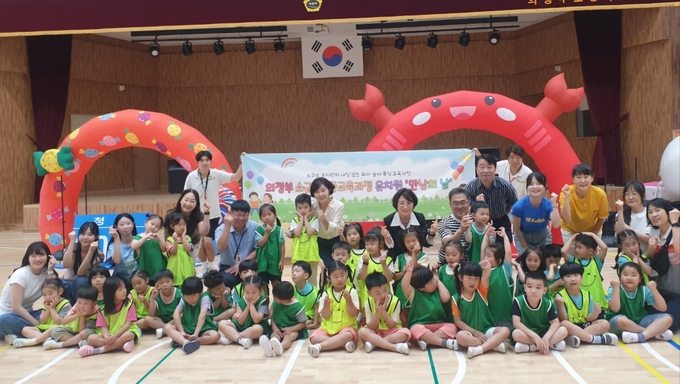 15일 의정부에서 진행된 ‘함께 모아 운동회’에서 의정부초·의정부중앙초·동암초·의정부서초병설유치원 등 4개원 원생 30명과 원순자 의정부교육지원청 교육장, 교사 등 관계자들이 기념촬영을 하고 있다. (사진=의정부교육지원청 제공)