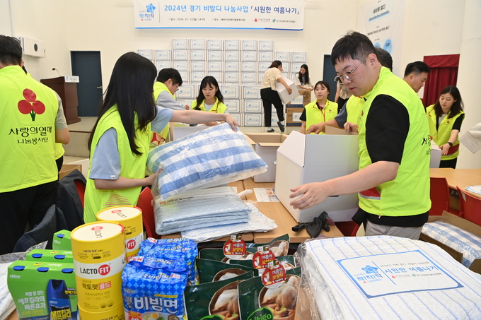 15일 오후 평택시 에바다장애인종합복지관에서 경기 사랑의열매 주관으로 열린 '우리경기 희망여름 착착착 나눔캠페인'에서 사랑의열매 홍보대사인 인터넷 방송인 유소나, 인터넷 방송인 감스트 등 봉사단이 여름 물품 포장 봉사활동을 하고 있다.