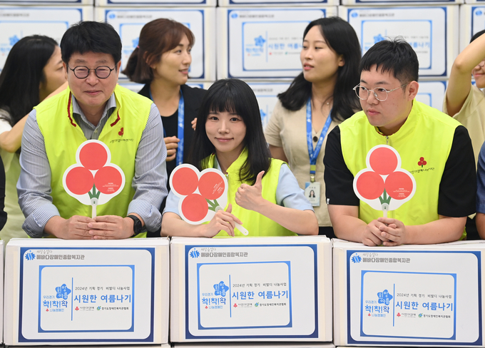 15일 오후 평택시 에바다장애인종합복지관에서 경기 사랑의열매 주관으로 열린 '우리경기 희망여름 착착착 나눔캠페인'에서 권인욱 경기 사랑의열매 회장, 유소나 사랑의열매 홍보대사, 인터넷 방송인 감스트가 기념촬영을 하고 있다.