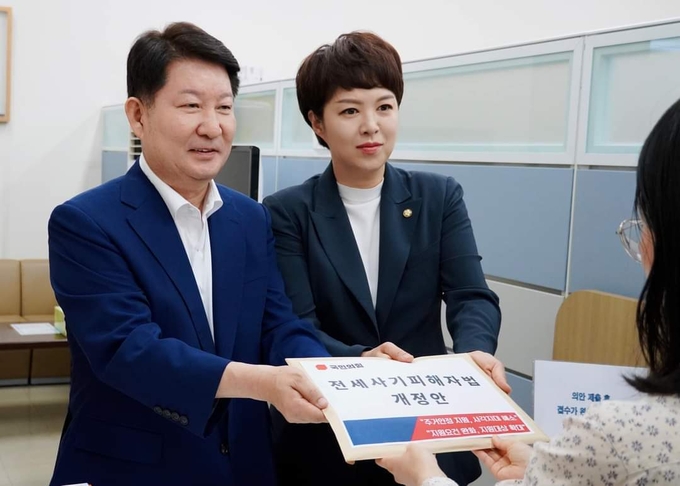 국회 국토교통위원회 국민의힘 권영진 간사(왼쪽)와 김은혜 의원이 15일 당론으로 마련한 '전세사기 특별법 개정안'을 국회 의안과에 제출하고 있다. (사진=김은혜 의원 페이스북 캡처)