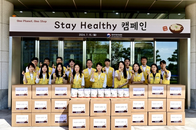 15일 중부지방국세청이 우만종합사회복지관 경로식당에 삼계탕 250인분을 전달했다. (사진=중부지방국세청 제공)