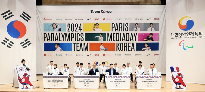 15일 이천시 신둔면 대한장애인체육회 이천선수촌에서 열린 2024 파리 패럴림픽대회(장애인올림픽) 대한민국 선수단 미디어데이 행사에서 정진완 대한장애인체육회장과 선수단이 파이팅을 외치고 있다. (사진=대한장애인체육회 제공)