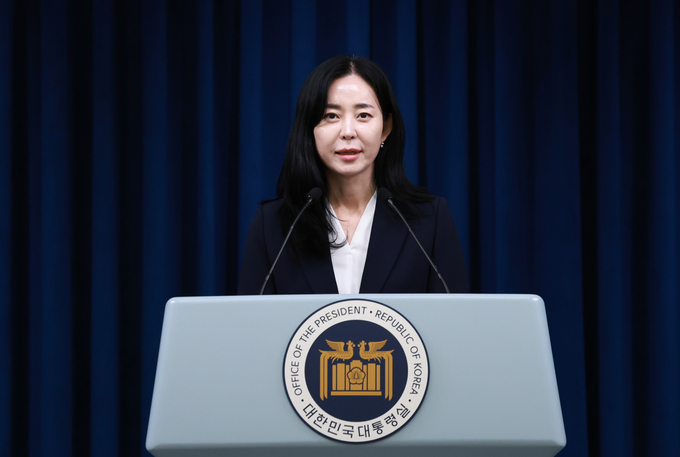 신임 대통령실 대변인에 내정된 정혜전 대통령실 홍보기획비서관실 선임행정관이 15일 서울 용산 대통령실 청사에서 신임 대변인에 내정된 뒤 소감을 말하고 있다. (사진=연합뉴스)