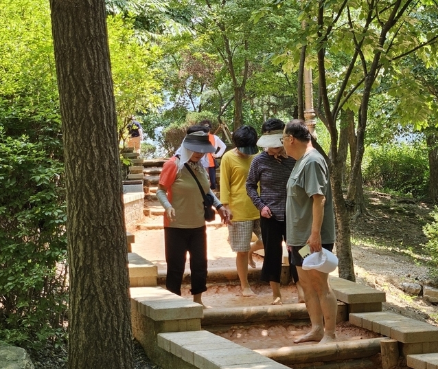 황톳길에서 주민과 대화하는 이군수 성남시의원. (사진=성남시의회 제공)