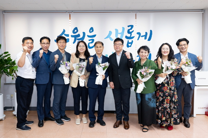 김현수 수원시 제1부시장(오른쪽 4번째)과 수원시 규제개혁위원회 신규 위원들의 기념촬영 모습. (사진=수원시 제공)