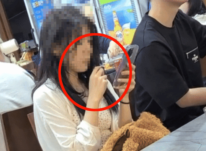 한 중국인이 논현동 식당에서 전자 담배를 피우고있다. (사진=온라인 커뮤니티)
