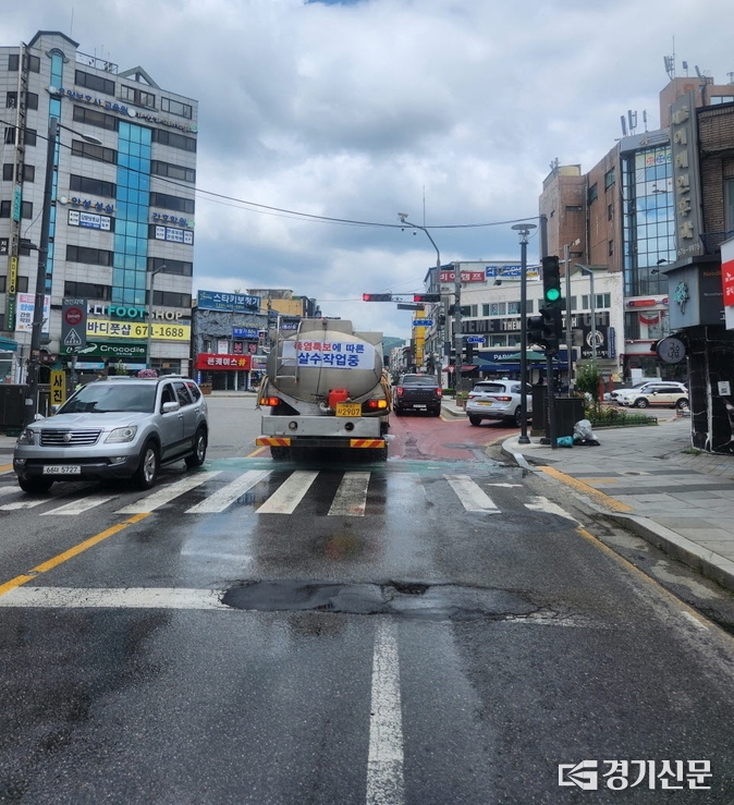 살수차가 도로에 물을 뿌리고 있다. (사진=안성시 제공)