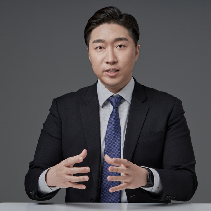 ‘해외 평화의 소녀상 수호 결의안'을 대표 발의한 민주당 하남갑 김용만 국회의원. (사진=김용만 의원실 제공)