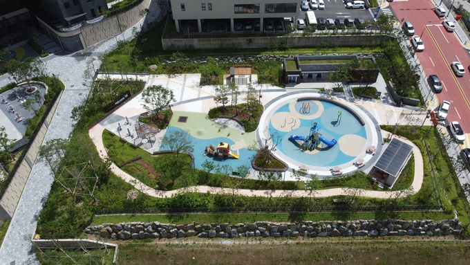 용인특례시는 처인구 김량장동 308-4번지 일원에 물놀이장을 갖춘 ‘중앙물빛어린이공원’을 지난 13일 시민에 개방했다. (사진=용인시 제공)