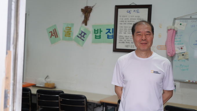 제물포밥집 살림을 맡아 운영 중인 부평종합재가센터 소속 편재영 장애인활동지원사. ( 사진 = 인천시사회서비스원 제공 )