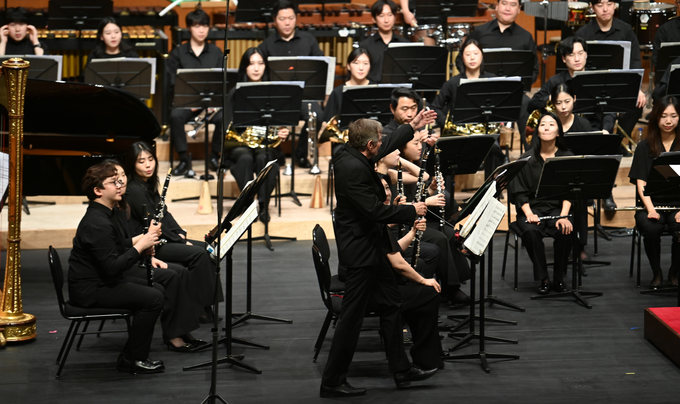 16일 오후 광주시 남한산성아트홀 대극장에서 '2024 WASBE 세계관악컨퍼런스 광주' 첫 메인콘서트인 WASBE 페스티벌 윈드 오케스트라 공연을 하고 있다.
