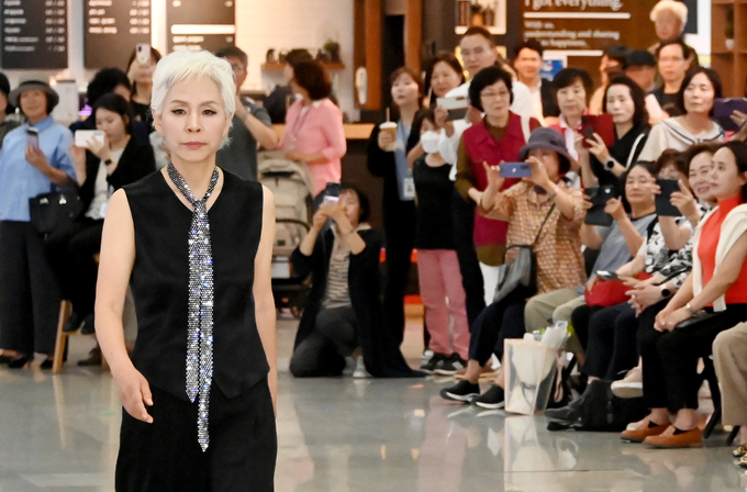 지난 6월 14일 2024년 상반기 제2경력개발교육 ‘시니어모델 입문과정(2기)’ 수료생들의 수료 기념 패션쇼 '다시, 설레임'이 인천시청 중앙홀에서 열렸다. ( 사진 = 인천시 제공 )