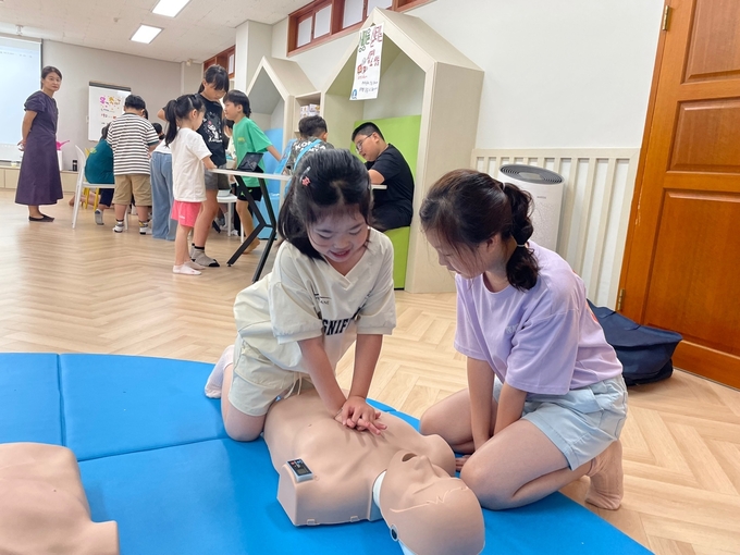 유치원 동생과 초등학생 언니가 함께 교육받는 '유초이음'. 성남 복정초등학교가 16일 프로진행을 통해 교육과 서로 정을 쌓는 시간을 마련했다. (사진=성남교육지원청 제공)