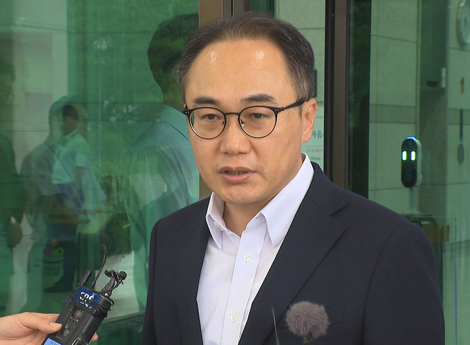 이원석 검찰총장이 16일 오후 서울 서초구 대검찰청에서 퇴근을 하며 자신을 ‘‘윤석열 대통령 탄핵소추안 발의 요청 청원 청문회’ 증인으로 채택한 것과 관련해 취재진의 질문에 답하고 있다. (사진=연합뉴스)