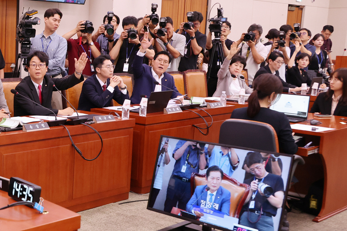 16일 오후 국회 법제사법위원회 전체회의에서 국민의힘 의원들이 ‘윤석열 대통령 탄핵 국민청원 청문회 증인 출석 요구의 건’에 대해 토론하기에 앞서 의사진행발언을 요청하고 있다. (사진=연합뉴스)
