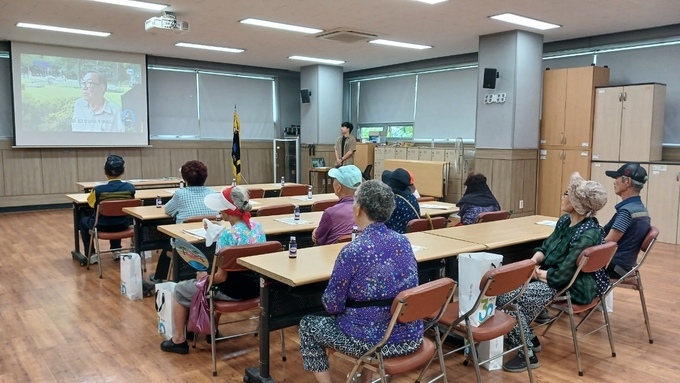 시흥시 신천동 행정복지센터는 지난 16일 재활용품 수집 노인 20여 명을 대상으로, 교통안전 및 여름철 폭염 대비 건강 관리 교육을 시행하고, 안전용품과 영양제를 지원했다. (사진=시흥시 제공)