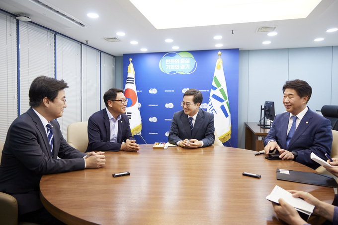 16일 여의도에서 김동연 경기도지사(오른쪽 2번째)와 더불어민주당 이기헌·김영환·김성회 국회의원이 회동을 갖고 있다. (사진=경기도 제공)