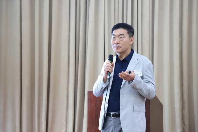 박상진 전 한국기계연구원장이 세종포럼에서 강연하고 있다. (사진=세종대학교 제공)