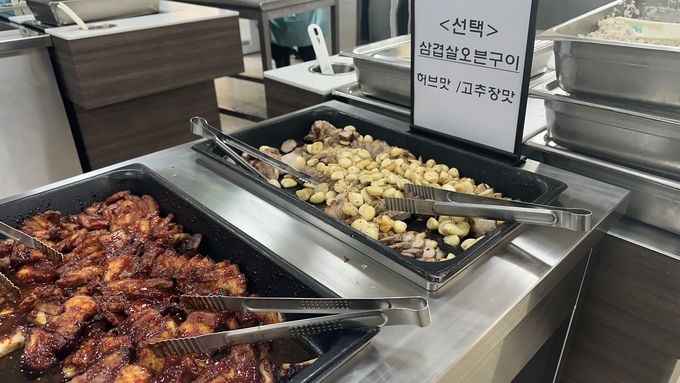 17일 동탄중학교 자율선택급식 모습. (사진=박민정 기자)