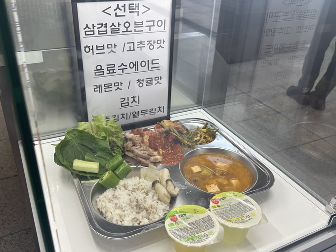 17일 동탄중학교 자율선택급식 모습. (사진=박민정 기자)