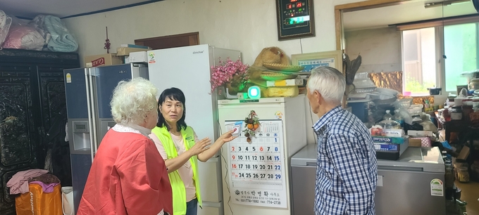 양평군 단월면은 각 마을의 명예사회복지공무원과 지역사회보장협의체 위원이 가정 방문을 통해 초인등을 설치하는 '보이는 초인등 사업'을 완료했다. (사진=단월면 행정복지센터 제공)