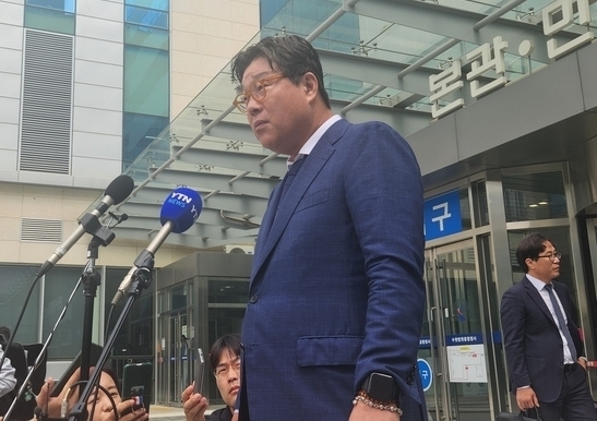 지난 12일 수원지법 앞 김성태 전 쌍방울 그룹 회장이 선고를 마치고 취재진들에게 발언하고 있다. (사진=이보현 기자) 