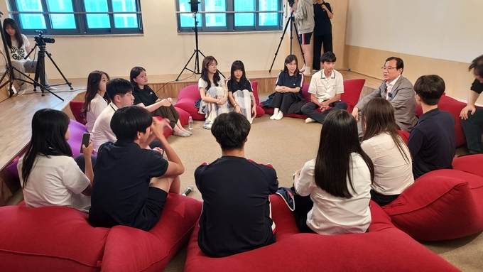 이현재 하남시장 하남고를 찾아 학생들과 세대를 뛰어넘는 공감과 소통을 하고 있다.(사진=하남시 제공)