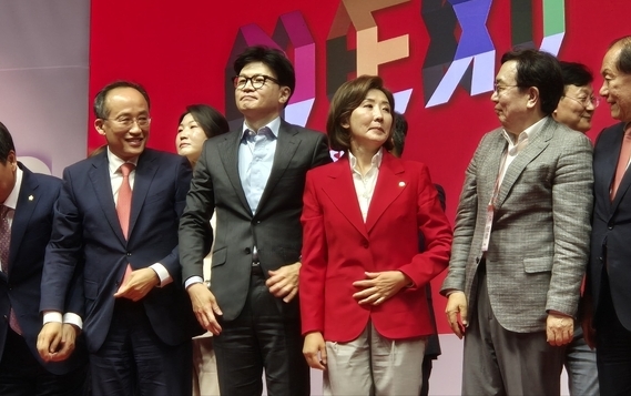 17일 고양에서 열린 국민의힘&nbsp;전당대회 경기·인천·서울 강원 합동연설회에 참석한 한동훈 후보(왼쪽에서 두번째)와 나경원 후보가 각각 다른 곳을 바라보고 있다. (사진=김한별 기자)