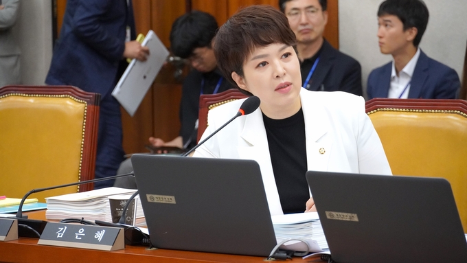 국민의힘 김은혜 의원이 분당 청솔 6단지와 한솔 7단지를 포함한 LH 단지 내 사회복지관 리모델링(증·개축)에 대한 국가 예산 지원을 강력히 촉구했다. (사진=김은혜 의원 측 제공)