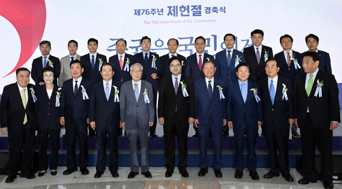우원식 국회의장과 황우여 국민의힘 비상대책위원장·추경호 원내대표, 박찬대 더불어민주당 당대표 권한대행 겸 원내대표가 17일 국회 로텐더홀에서 열린 76주년 제헌절 기념식에서 기념촬영을 하고 있다. (사진=연합뉴스)