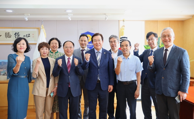 장광수 안양대 총장(앞줄 오른쪽 세 번째)과 진국용 벙부대 당서기(네 번째)가 17일 업무협의회를 마치고 관계자들과 기념촬영을 하고 있다.(사진=안양대 제공)