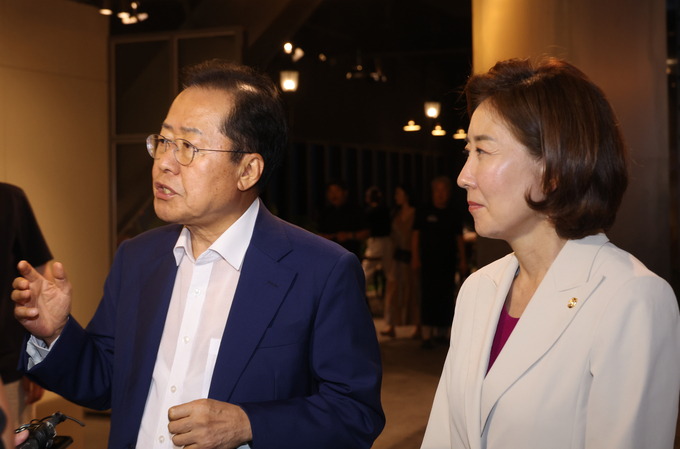 나경원 국민의힘 의원과 홍준표 대구시장이 6월 21일 오후 대구 동구 신세계백화점 내 일식집에서 만찬을 한 뒤 기자들의 질문에 답하고 있다 (사진=연합뉴스)
