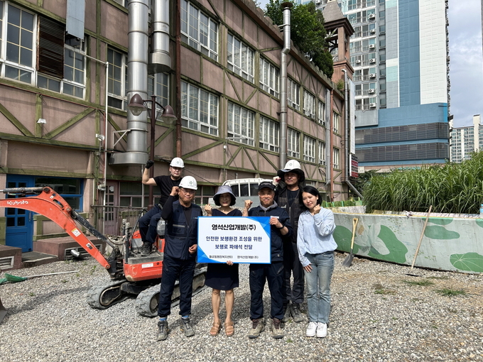 시흥시 월곶동 소재 영석산업개발(주)이 월곶동 주민의 안전한 보행로 조성을 위해 골재를 후원했다. (사진=시흥시 제공)
