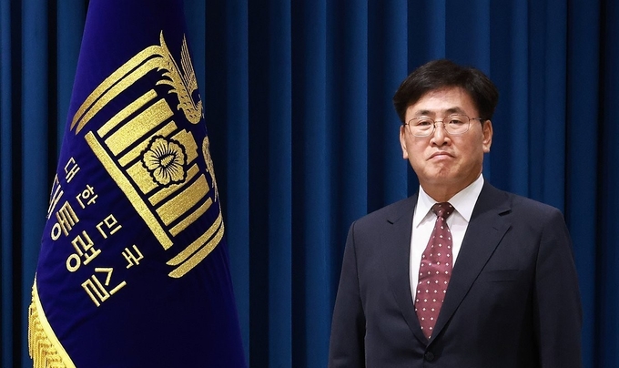유상임 신임 과학기술정보통신부 장관 후보자가 18일 서울 용산 대통령실 청사에서 열린 인사브리핑에 참석해 정진석 대통령 비서실장의 정무직 인선 발표 브리핑을 듣고 있다. (사진=연합뉴스)