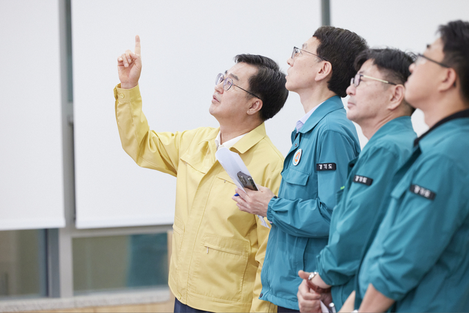 18일 김동연 경기도지사가 경기도청 재난안전대책본부를 찾아 도내 호우대비 현황을 살피고 있다. (사진=경기도 제공)