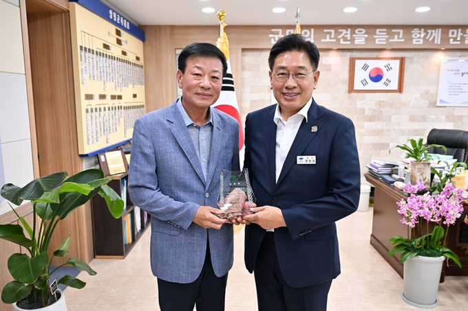 전진선 양평군수가 한명현 (재)양평군 교육발전위원회 신임 이사장을 위촉했다. (사진=양평군 제공) 
