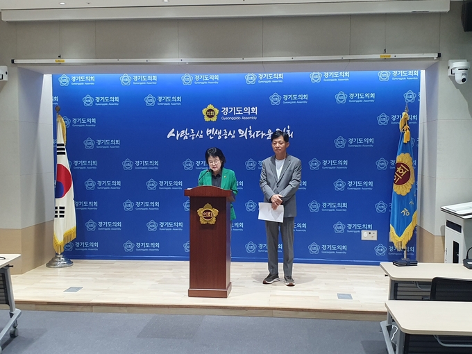 18일 경기도의회 브리핑룸에서 개혁신당 경기도의회 김미리(남양주2), 박세원(화성3) 의원이 기자회견을 진행하고 있다. (사진=이근 기자)