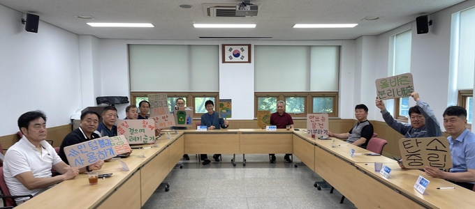 광명시 학온동 체육회는 지난 17일 탄소중립 생활 실천을 위한 ‘탄소중립 생활 실천’ 교육과 캠페인을 실시했다. (사진=광명시 제공)