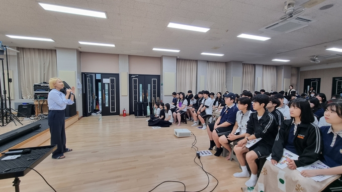 대경대 남양주캠퍼스 소찬휘 교수가 서울디자인고등학교에서 진로특강을 하고 있다. (사진=대경대 제공)