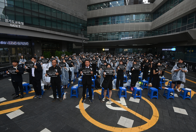 18일 오후 5시 30분 순직교사 1주기 추모문화제에 참석한 교사들이 피켓을 들고 구호를 외치고 있다. (사진=옥지훈 기자)