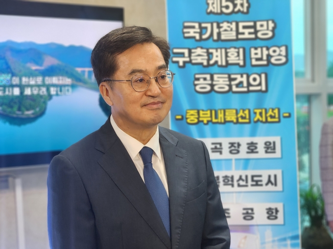 18일 음성군 농업기술센터 명작관에서 김동연 경기도지사가 취재진 질문에 답하고 있다. (사진=이유림 기자)