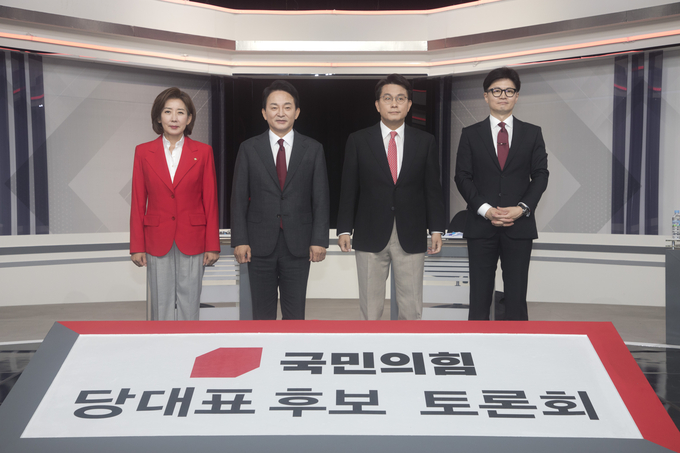 18일 오후 서울 여의도 KBS별관 스튜디오에서 국민의힘 제4차 전당대회 당대표 후보 TV토론에 나경원(왼쪽부터) 원희룡, 윤상현, 한동훈 후보가 참석해 포즈를 취하고 있다. (사진=연합뉴스)