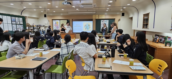 18일 성남외고에 미국 네브래스카 대학생 교류단이 찾았다. (사진=성남교육지원청 제공)