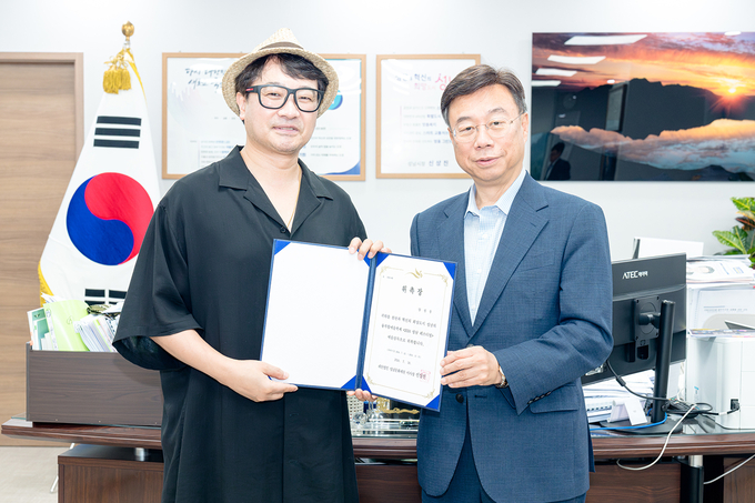 신상진 성남시장(성남문화재단 이사장)이 양정웅 연출가에게 '2024 성남페스티벌' 예술감독 위촉장을 18일 전달했다. (사진=성남문화재단 제공)