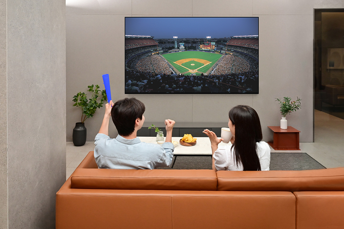삼성전자 모델들이 'Neo QLED 8K'로 스포츠 경기를 시청하고 있다. (사진=삼성전자 제공)