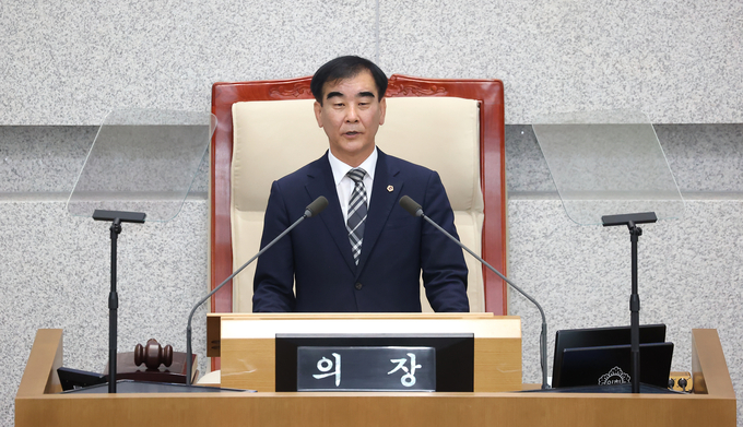 염종현 경기도의회 의장이 19일 경기도의회에서 열린 제376회 임시회 제1차 본회의에서 개회사를 하고 있다. (사진=경기도의회 제공)