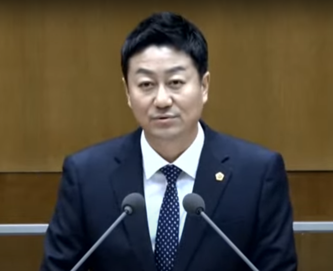 김진경 신임 경기도의회 의장이 19일 후반기 의장 선출 직후 당선 소감을 밝히고 있다. (사진=경기도의회 본회의 생중계 캡처)
