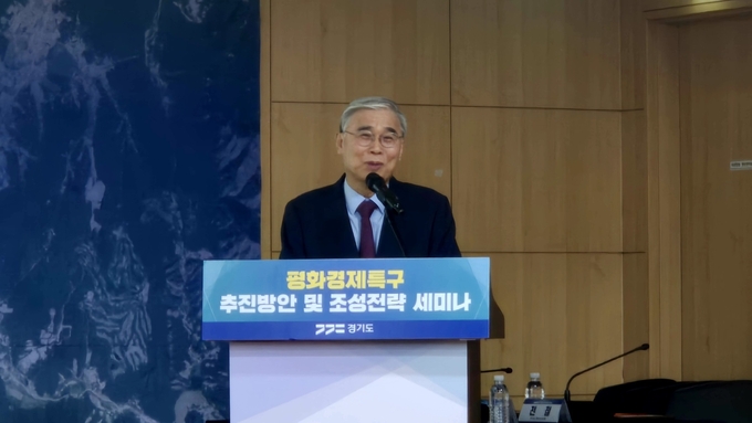이종석 전 통일부 장관이 19일 국회에서 열린 ‘평화경제특구법 제정 1주년 기념 평화경제특구 추진방안 및 조성전략 세미나’에서 강연하는 모습. (사진=김한별 기자)